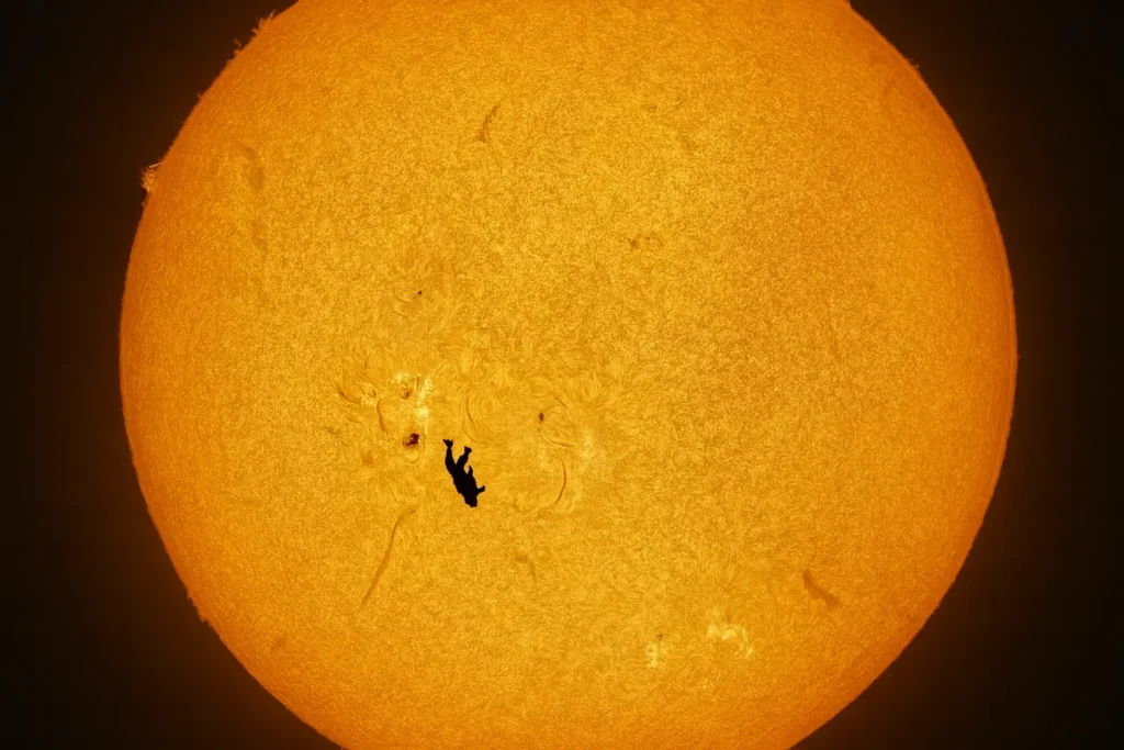 Skoczek na tle Słońca, jak udało się uchwycić to niezwykłe ujęcie?